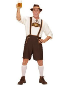 Mændene bærer lederhosen til oktoberfest
